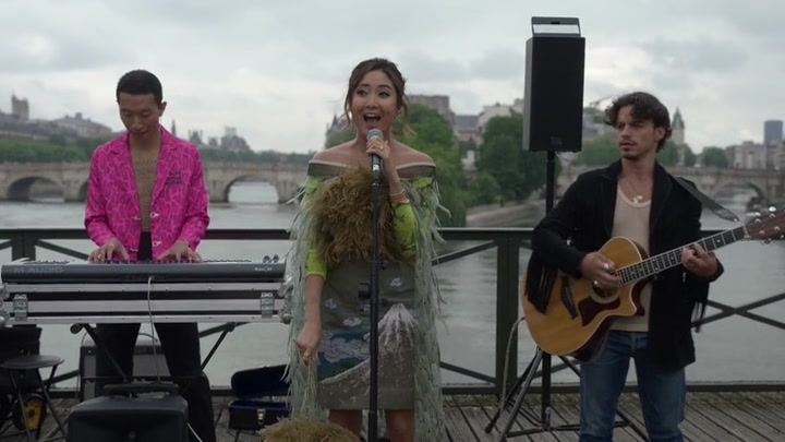 Emily_in_Paris_S02E05_WEBRip_x264-ION10_0395.jpg