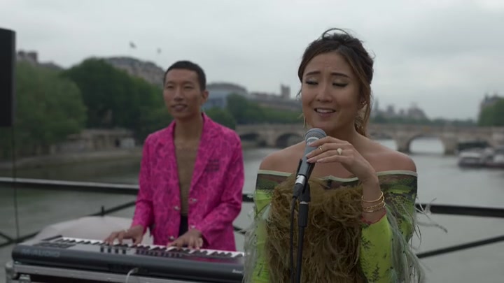 Emily_in_Paris_S02E05_WEBRip_x264-ION10_0396.jpg