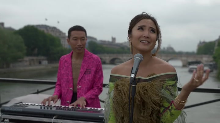 Emily_in_Paris_S02E05_WEBRip_x264-ION10_0397.jpg