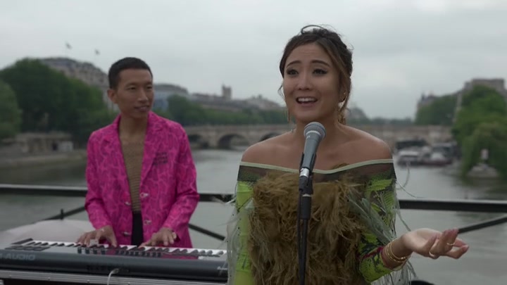 Emily_in_Paris_S02E05_WEBRip_x264-ION10_0398.jpg