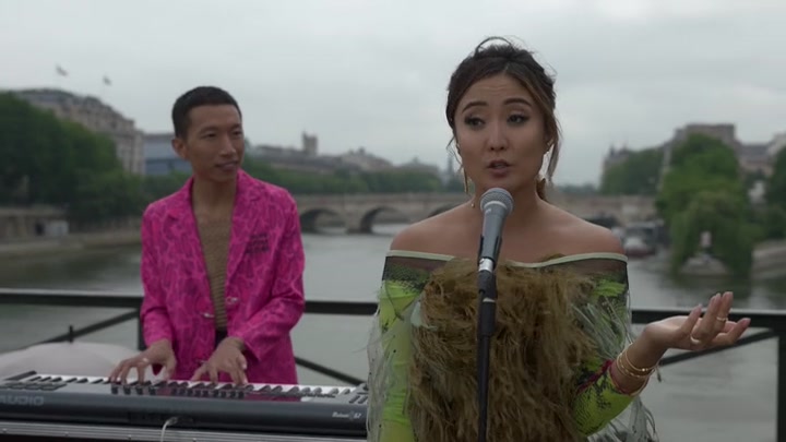 Emily_in_Paris_S02E05_WEBRip_x264-ION10_0399.jpg