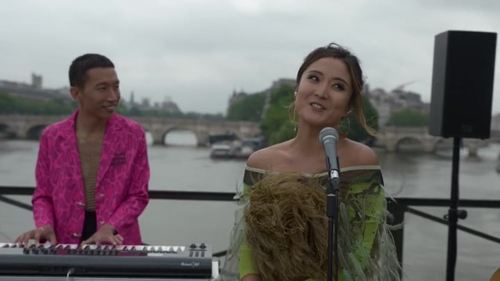 Emily_in_Paris_S02E05_WEBRip_x264-ION10_0403.jpg