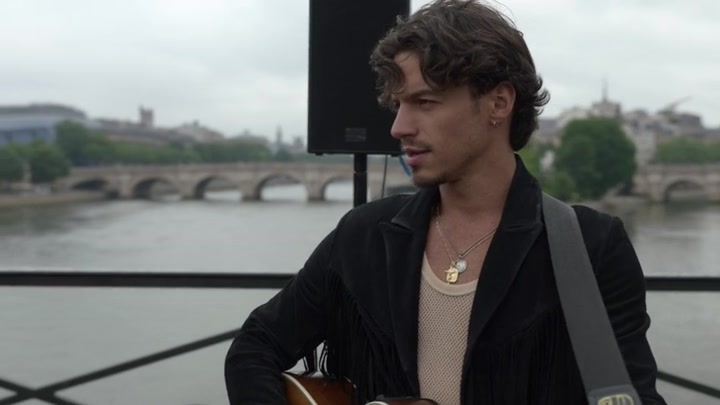 Emily_in_Paris_S02E05_WEBRip_x264-ION10_0407.jpg
