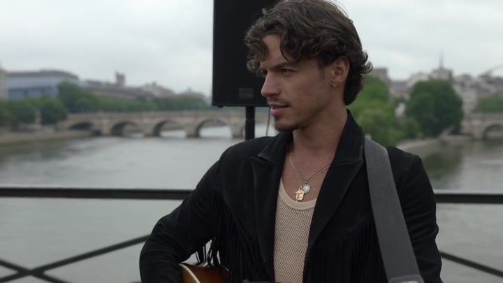 Emily_in_Paris_S02E05_WEBRip_x264-ION10_0408.jpg