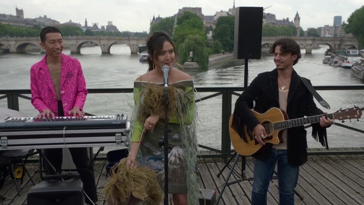 Emily_in_Paris_S02E05_WEBRip_x264-ION10_0409.jpg Emily_in_Paris_S02E05_WEBRip_x264-ION10_0409.jpg