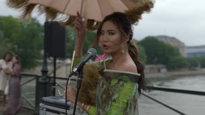 Emily_in_Paris_S02E05_WEBRip_x264-ION10_0413.jpg