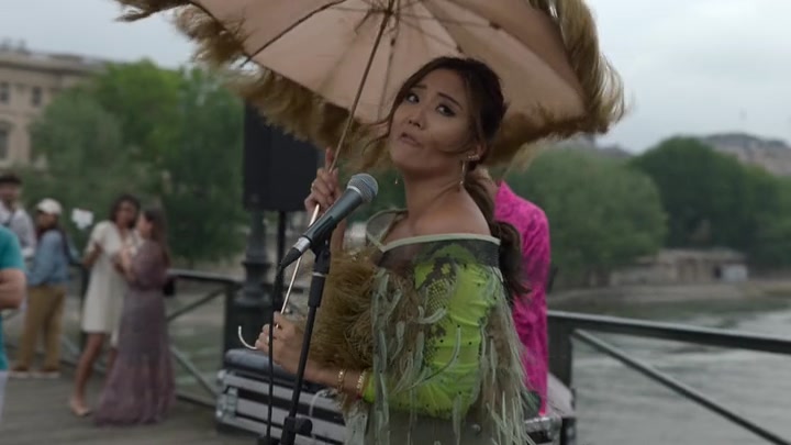 Emily_in_Paris_S02E05_WEBRip_x264-ION10_0414.jpg