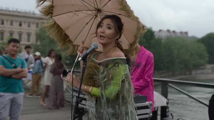 Emily_in_Paris_S02E05_WEBRip_x264-ION10_0415.jpg