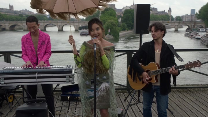 Emily_in_Paris_S02E05_WEBRip_x264-ION10_0420.jpg