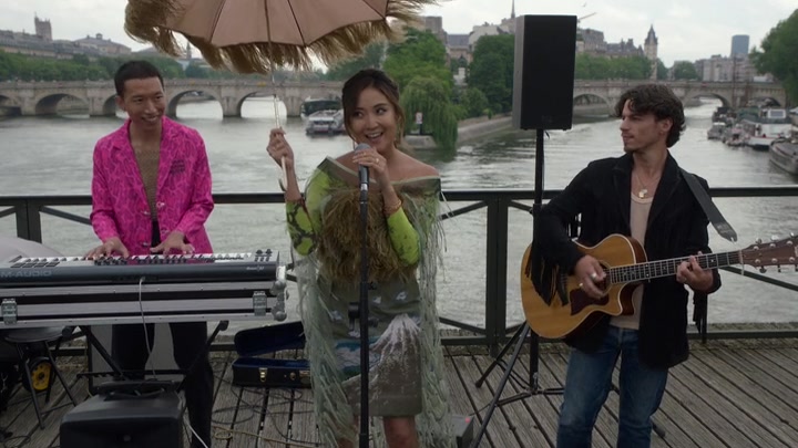 Emily_in_Paris_S02E05_WEBRip_x264-ION10_0422.jpg
