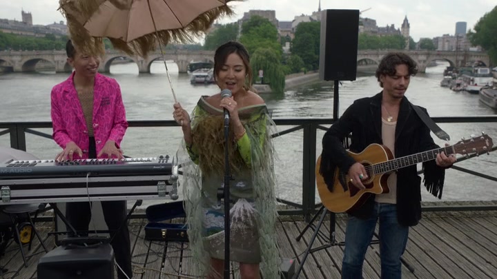 Emily_in_Paris_S02E05_WEBRip_x264-ION10_0423.jpg
