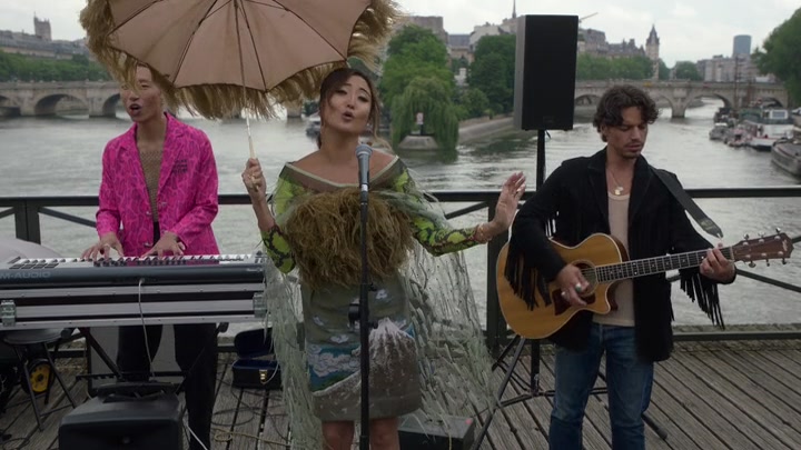 Emily_in_Paris_S02E05_WEBRip_x264-ION10_0427.jpg Emily_in_Paris_S02E05_WEBRip_x264-ION10_0427.jpg