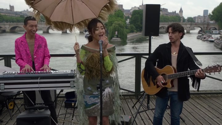 Emily_in_Paris_S02E05_WEBRip_x264-ION10_0429.jpg