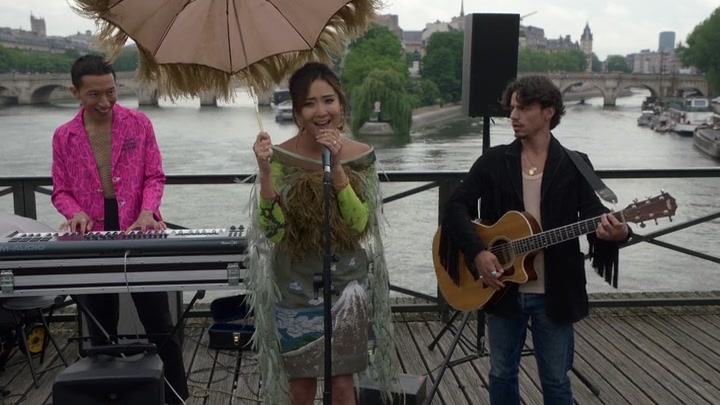 Emily_in_Paris_S02E05_WEBRip_x264-ION10_0431.jpg