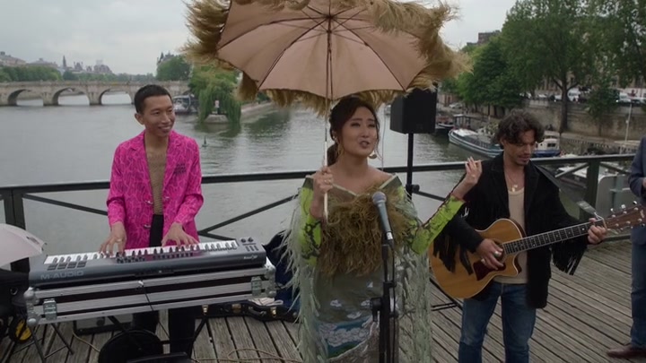 Emily_in_Paris_S02E05_WEBRip_x264-ION10_0437.jpg