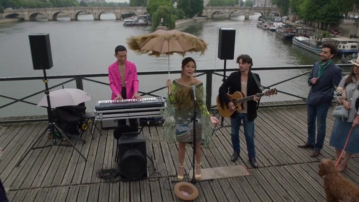 Emily_in_Paris_S02E05_WEBRip_x264-ION10_0443.jpg