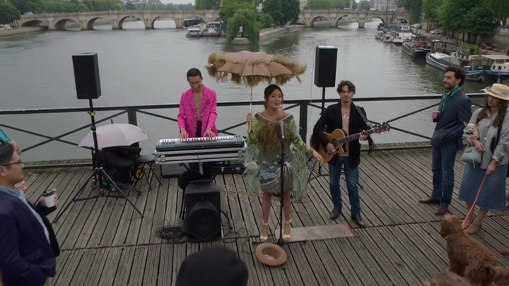 Emily_in_Paris_S02E05_WEBRip_x264-ION10_0444.jpg
