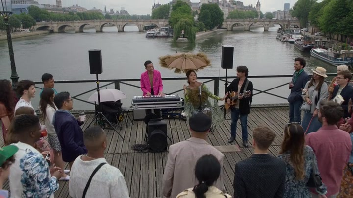 Emily_in_Paris_S02E05_WEBRip_x264-ION10_0447.jpg