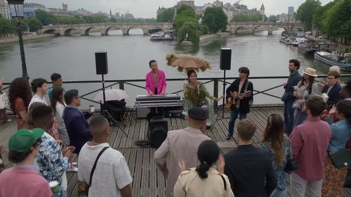 Emily_in_Paris_S02E05_WEBRip_x264-ION10_0448.jpg