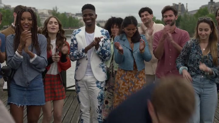 Emily_in_Paris_S02E05_WEBRip_x264-ION10_0451.jpg