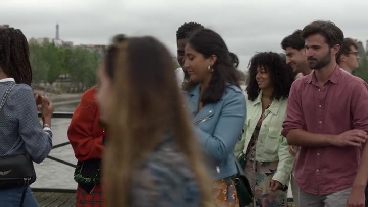 Emily_in_Paris_S02E05_WEBRip_x264-ION10_0458.jpg