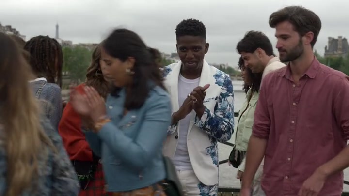 Emily_in_Paris_S02E05_WEBRip_x264-ION10_0459.jpg