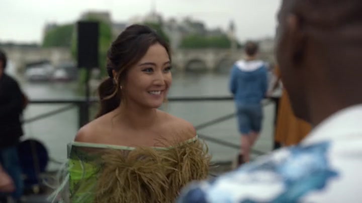 Emily_in_Paris_S02E05_WEBRip_x264-ION10_0490.jpg