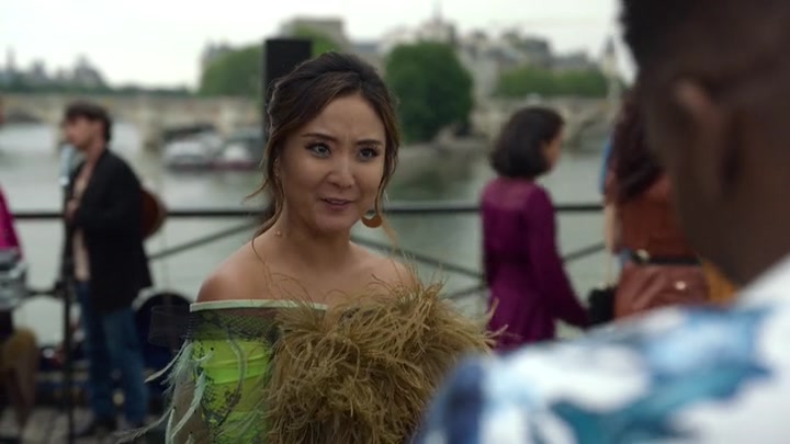 Emily_in_Paris_S02E05_WEBRip_x264-ION10_0495.jpg