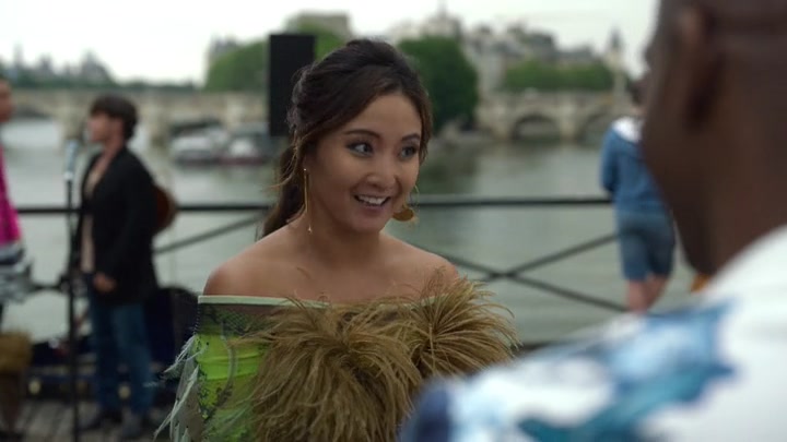 Emily_in_Paris_S02E05_WEBRip_x264-ION10_0501.jpg