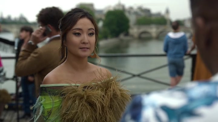 Emily_in_Paris_S02E05_WEBRip_x264-ION10_0510.jpg