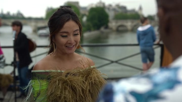 Emily_in_Paris_S02E05_WEBRip_x264-ION10_0517.jpg