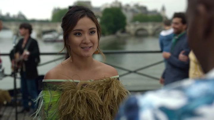 Emily_in_Paris_S02E05_WEBRip_x264-ION10_0527.jpg