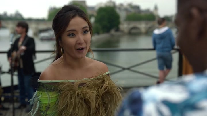 Emily_in_Paris_S02E05_WEBRip_x264-ION10_0534.jpg