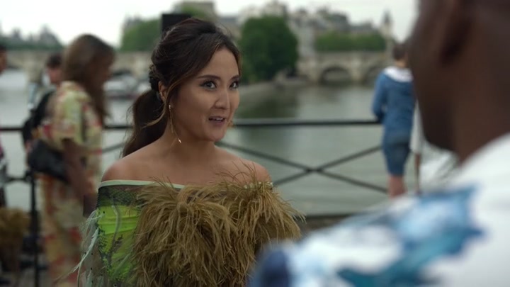 Emily_in_Paris_S02E05_WEBRip_x264-ION10_0539.jpg
