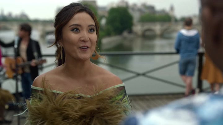 Emily_in_Paris_S02E05_WEBRip_x264-ION10_0563.jpg