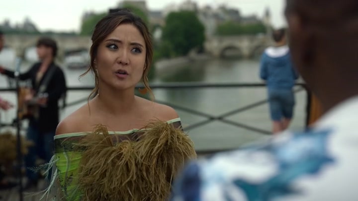 Emily_in_Paris_S02E05_WEBRip_x264-ION10_0569.jpg