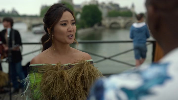 Emily_in_Paris_S02E05_WEBRip_x264-ION10_0572.jpg