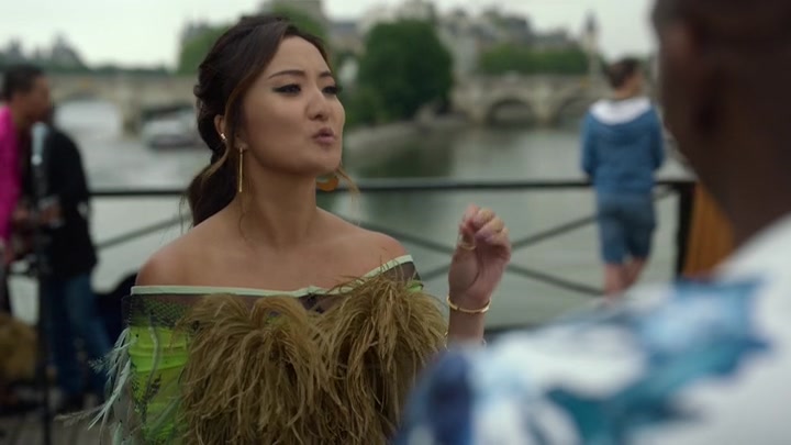 Emily_in_Paris_S02E05_WEBRip_x264-ION10_0573.jpg