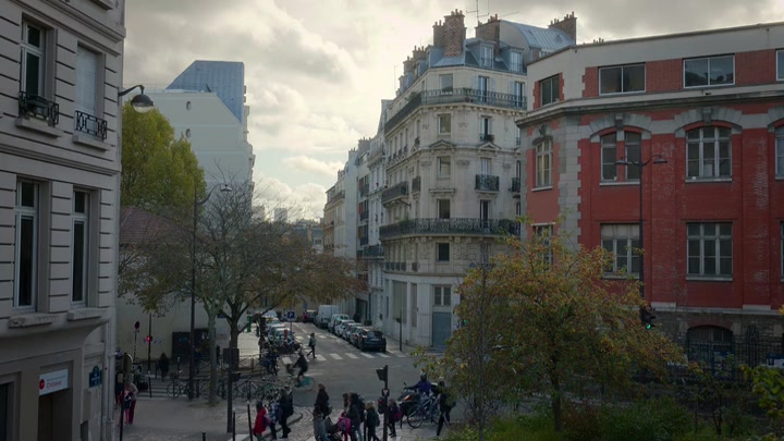 Emily_in_Paris_S02E05_WEBRip_x264-ION10_0577.jpg