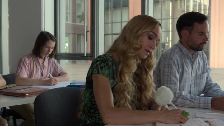 Emily_in_Paris_S02E05_WEBRip_x264-ION10_0585.jpg
