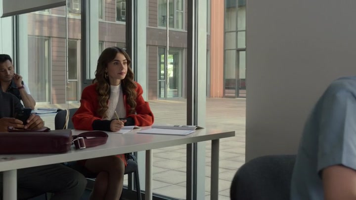 Emily_in_Paris_S02E05_WEBRip_x264-ION10_0599.jpg