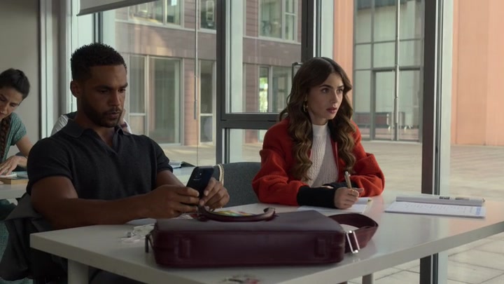 Emily_in_Paris_S02E05_WEBRip_x264-ION10_0606.jpg