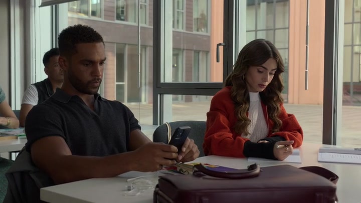 Emily_in_Paris_S02E05_WEBRip_x264-ION10_0610.jpg