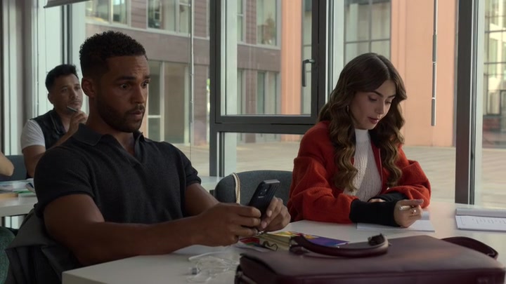 Emily_in_Paris_S02E05_WEBRip_x264-ION10_0612.jpg