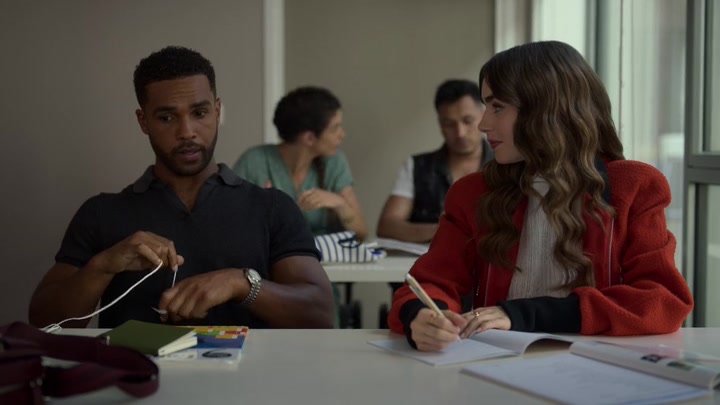 Emily_in_Paris_S02E05_WEBRip_x264-ION10_0618.jpg