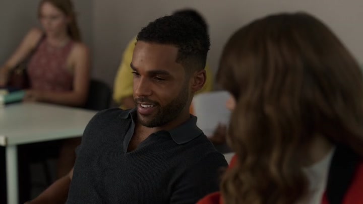 Emily_in_Paris_S02E05_WEBRip_x264-ION10_0628.jpg