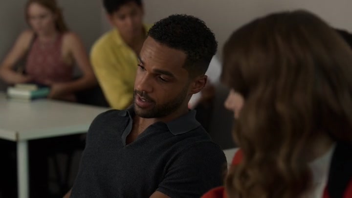 Emily_in_Paris_S02E05_WEBRip_x264-ION10_0630.jpg