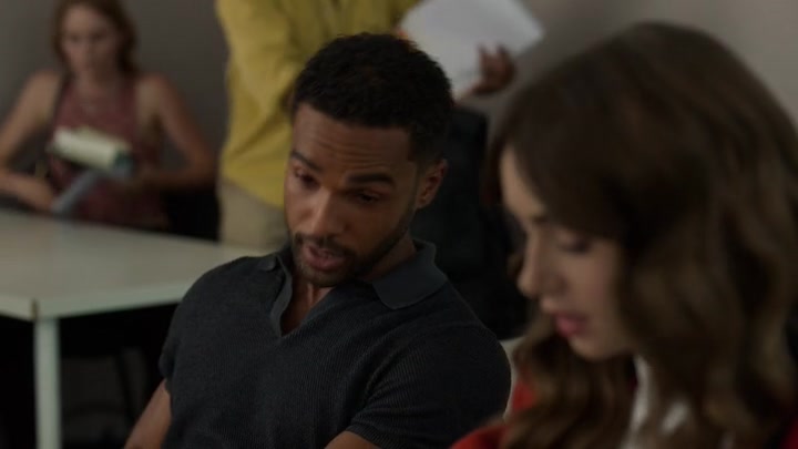 Emily_in_Paris_S02E05_WEBRip_x264-ION10_0631.jpg