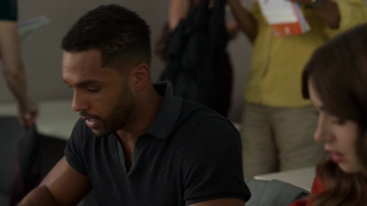 Emily_in_Paris_S02E05_WEBRip_x264-ION10_0635.jpg