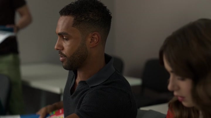 Emily_in_Paris_S02E05_WEBRip_x264-ION10_0642.jpg